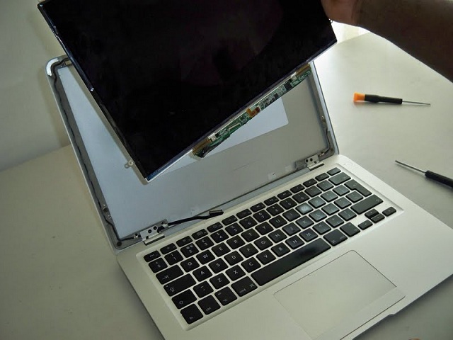 thay màn hình macbook giá rẻ